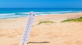 Jaka temperatura jest dla Polaków idealna na wakacje? Podróże, LIFESTYLE - Jak wynika z ankiety przeprowadzonej tuż przed rozpoczęciem wakacji pośród Użytkowników meteovista.pl, dla Polaków wyjeżdżających na wakacje optymalną temperaturą jest 28°C. Warto nadmienić, że w Polsce w czasie letnich miesięcy średnia temperatura wynosi 23 stopnie.