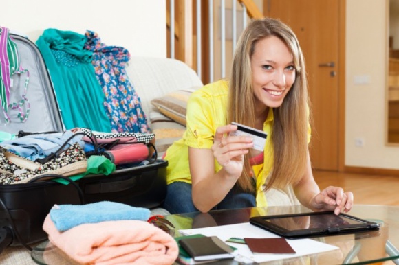 Trendy w podróżowaniu – gdzie i kiedy latamy, kiedy rezerwujemy bilety, ile wyda Podróże, LIFESTYLE - Najpopularniejszymi kierunkami wybieranymi przez Polaków były Ateny, Zurych, Londyn i Paryż wynika z danych internetowego biura podróży Tripsta.pl. Wśród lotów krajowych najpopularniejszy był kierunek Wrocław – Warszawa.