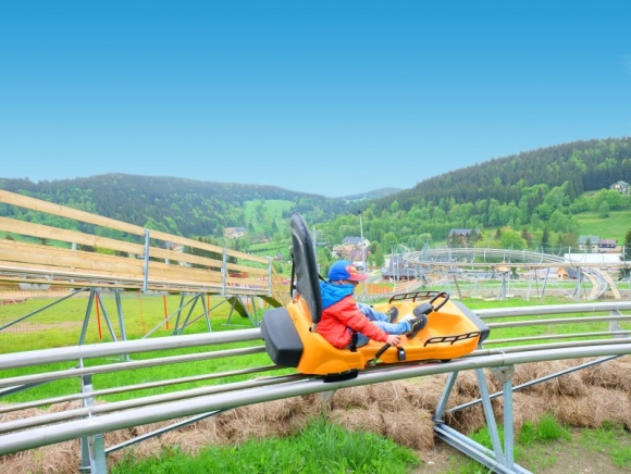 Czarna Góra Resort – przystań dla aktywnych z natury Podróże, LIFESTYLE - W samym centrum Masywu Śnieżnika w Sudetach (woj. dolnośląskie) ruszyła najdłuższa w Polsce zjeżdżalnia grawitacyjna Czarna Żmija - 950 metrów bezpiecznego i krętego toru. Atrakcja dostępna jest jako jedna z wielu propozycji całorocznego kompleksu Czarna Góra Resort.