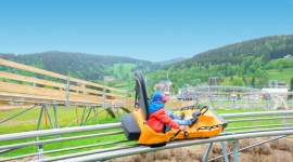 Czarna Góra Resort – przystań dla aktywnych z natury Podróże, LIFESTYLE - W samym centrum Masywu Śnieżnika w Sudetach (woj. dolnośląskie) ruszyła najdłuższa w Polsce zjeżdżalnia grawitacyjna Czarna Żmija - 950 metrów bezpiecznego i krętego toru. Atrakcja dostępna jest jako jedna z wielu propozycji całorocznego kompleksu Czarna Góra Resort.