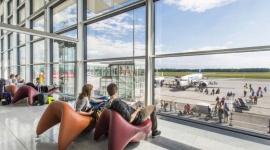 Startuje połączenie do Sztokholmu Podróże, LIFESTYLE - Z Portu Lotniczego Wrocław polecimy do stolicy Szwecji. Nowe połączenie uruchomiły tanie linie Wizz Air. Loty będą realizowane dwa razy w tygodniu: we wtorki i soboty. Bilety już za 278 zł w obie strony*.