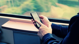 Sprawdź, jak nie stracić połączenia ze światem podczas podróży Podróże, LIFESTYLE - Polacy z roku na rok podróżują coraz więcej. Z badań przeprowadzonych przez CBOS wynika, że już ponad połowa z nas wyjechała w zeszły roku na wakacje. Jednak podróże nie wiążą się jedynie z wypoczynkiem, często wyjeżdżamy również w sprawach służbowych lub rodzinnych.