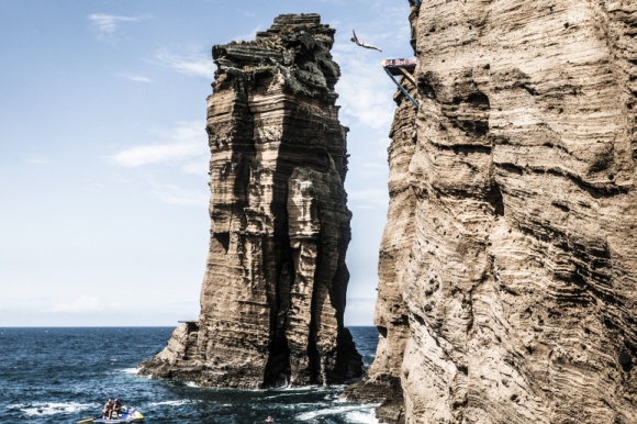 Ekstremalna Portugalia Podróże, LIFESTYLE - Skoki z klifu do wody, wyścigi motorówek, biegi ultra po szczytach gór i surfing na olbrzymich falach przyciągają do Portugalii poszukiwaczy ekstremalnych doznań. Silne emocje czekają zarówno na uczestników tych wydarzeń, jak i ich widzów.