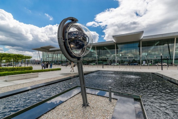 Zagadkowa instalacja przed wrocławskim lotniskiem Podróże, LIFESTYLE - Copernicus – tak nazywa się nowa, intrygująca instalacja przed terminalem Portu Lotniczego Wrocław. Obiekt autorstwa wrocławianina - Piotra Jędrzejewskiego - ma pełnić rolę frapującej zagadki inspirowanej układem słonecznym.