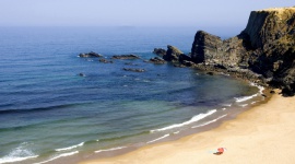 Najlepsze plaże Portugalii Podróże, LIFESTYLE - Portugalia posiada setki różnorodnych plaż: od piaszczystych, przez urocze zatoczki, po odludne miejsca w pobliżu dzikiej przyrody czy tętniące życiem kurorty. Są tu też plaże dostosowane do potrzeb osób niepełnosprawnych czy spoty będące wyzwaniem dla surferów.