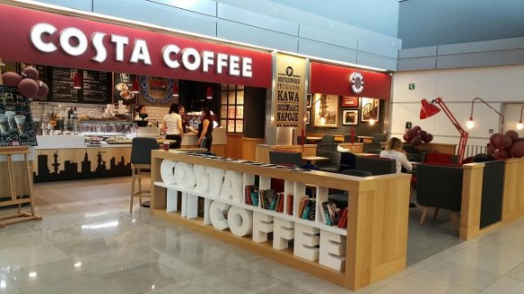COSTA COFFEE wkracza na Lotnisko Chopina Podróże, LIFESTYLE - Londyńskie Heathrow, francuskie Charles De Gaulle, czy indyjskie Indira Gandhi – największe lotniska Europy i świata łączy ten sam wysublimowany smak kawy na bazie wyjątkowej mieszanki ziaren Mocha Italia.