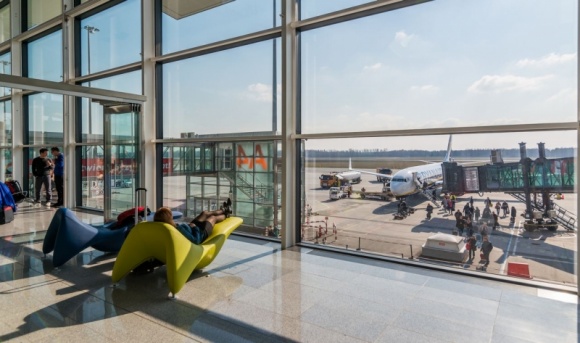 Wrocławskie lotnisko kontynuuje wakacyjne wzrosty Podróże, LIFESTYLE - W sierpniu Port Lotniczy we Wrocławiu obsłużył ponad 250 tys. podróżnych. Z oferty tanich linii skorzystało blisko 9% pasażerów więcej niż przed rokiem. Wzrosło też zainteresowanie lotami do Düsseldorfu i Monachium oraz połączeniami krajowymi.