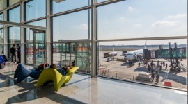 Wrocławskie lotnisko kontynuuje wakacyjne wzrosty Podróże, LIFESTYLE - W sierpniu Port Lotniczy we Wrocławiu obsłużył ponad 250 tys. podróżnych. Z oferty tanich linii skorzystało blisko 9% pasażerów więcej niż przed rokiem. Wzrosło też zainteresowanie lotami do Düsseldorfu i Monachium oraz połączeniami krajowymi.