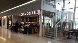 COSTA COFFEE wzmacnia ofertę na Lotnisku Chopina Podróże, LIFESTYLE - Największa sieć kawiarni w Polsce i w Europie uruchomiła dwa kolejne lokale na Lotnisku Chopina w Warszawie.