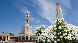 Fatima – w oczekiwaniu na 100. rocznicę objawień Podróże, LIFESTYLE - Październik i maj to miesiące tradycyjnie poświęcone Maryi. Do sanktuarium w portugalskiej Fatimie przybywa wtedy najwięcej pielgrzymów. Rekordowe tłumy oczekiwane są jednak w 2017 r., podczas obchodów setnej rocznicy objawień Maryi młodym pastuszkom.