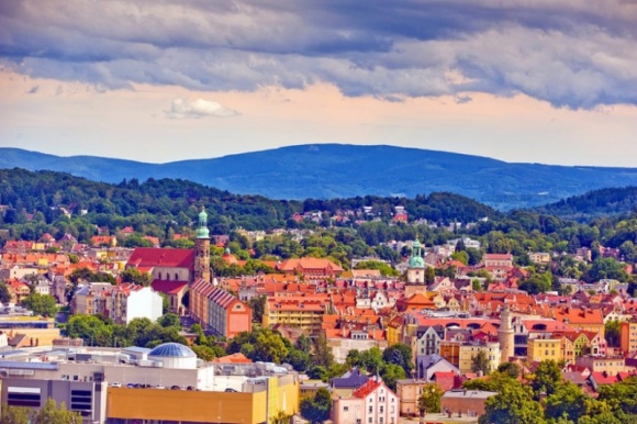 Nieodkryte, piękne wiosną - Karkonosze Podróże, LIFESTYLE - Wędrówki po parkach narodowych czy krajobrazowych, zwiedzanie zamku, murów i wież obronnych. Poza tym imprezy plenerowe, spektakle teatralne czy koncerty, to wszystko czeka wiosną na turystów w Karkonoszach i ich stolicy - Jeleniej Górze.