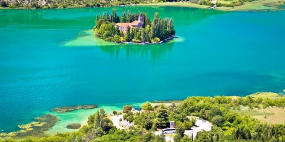 Jak w tym roku będzie wyglądała podróż samochodem do Chorwacji? Podróże, LIFESTYLE - Wzmożone kontrole graniczne, wyższe opłaty za autostrady, droższe paliwo i więcej godzin w podróży – tak w tym roku może wyglądać wakacyjna podróż samochodem do ulubionej przez Polaków Chorwacji.