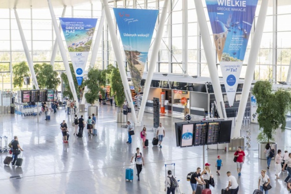 Kefalonia i Tirana. Ruszają nowości od biur podróży Podróże, LIFESTYLE - Wystartował pierwszy samolot do Tirany w Albanii. To nowość na czarterowej mapie połączeń wrocławskiego lotniska. Za kilka dni zadebiutuje z kolei Kefalonia w Grecji. W sumie biura podróży proponują w tym roku ponad 20 kierunków z wylotem z Wrocławia.