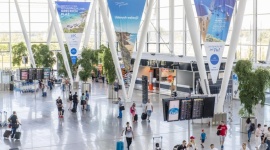 Kefalonia i Tirana. Ruszają nowości od biur podróży Podróże, LIFESTYLE - Wystartował pierwszy samolot do Tirany w Albanii. To nowość na czarterowej mapie połączeń wrocławskiego lotniska. Za kilka dni zadebiutuje z kolei Kefalonia w Grecji. W sumie biura podróży proponują w tym roku ponad 20 kierunków z wylotem z Wrocławia.