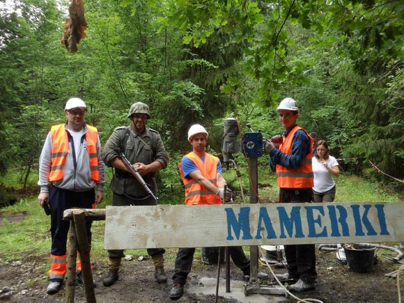 Bursztynowa Komnata: ostatnia szansa Podróże, LIFESTYLE - Muzeum w Mamerkach przeprowadzi jeszcze jeden odwiert na terenie bunkrów wybudowanych przez nazistów. To prawdopodobnie już ostatnia próba, a więc i ostatnia szansa na odnalezienie Bursztynowej Komnaty w mazurskim lesie.