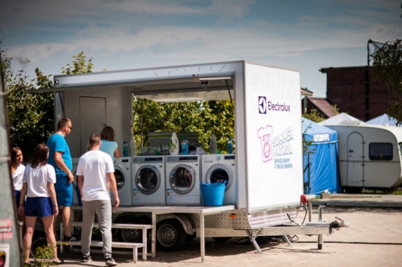 Electrolux Summer Patrol – Lipiec-Sierpień Podróże, LIFESTYLE - Od 1 lipca, już po raz drugi, wyruszyła w trasę Mobilna Pralnia. To pomoc, jaką producent pralek i suszarek oferuje wakacyjnym wczasowiczom odpoczywającym na Półwyspie Helskim oraz na Mazurach. Akcja będzie trwała do końca sierpnia.