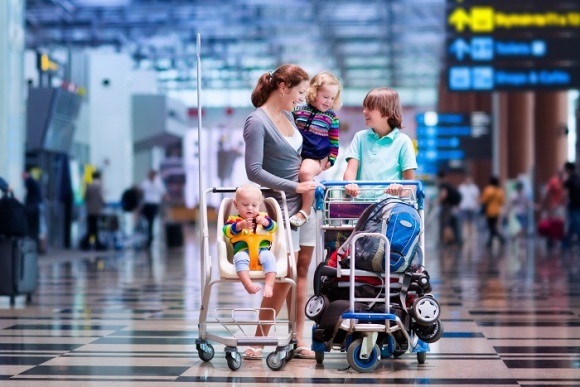 Ile kosztuje podróż samolotem z dziećmi? Podróże, LIFESTYLE - Co można bezpłatnie zabrać na pokład samolotu, jakie obowiązują limity bagażowe i na jakie dodatkowe udogodnienia mogą liczyć rodziny z dziećmi? Porównaliśmy oferty głównych przewoźników w tym zakresie.
