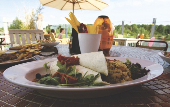 Czy podróżujemy po to, by jeść? Podróże, LIFESTYLE - World Food Travel Association podaje, że aż 93% podróżujących planuje wakacje, kierując się wyborem potraw i napojów w miejscu, do którego mają zamiar się wybrać.