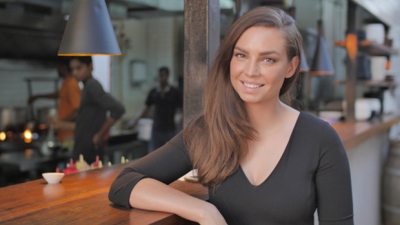 „Moja restauracja w Indiach” w sierpniu na kanale Nat Geo People Podróże, LIFESTYLE - Australijka Sara Todd dąży do otwarcia własnej restauracji na wybrzeżu w indyjskim rejonie Goa. By zrealizować marzenie, będzie musiała stawić czoła wielu przeciwnościom losu, wykazując się cierpliwością i pomysłowością.