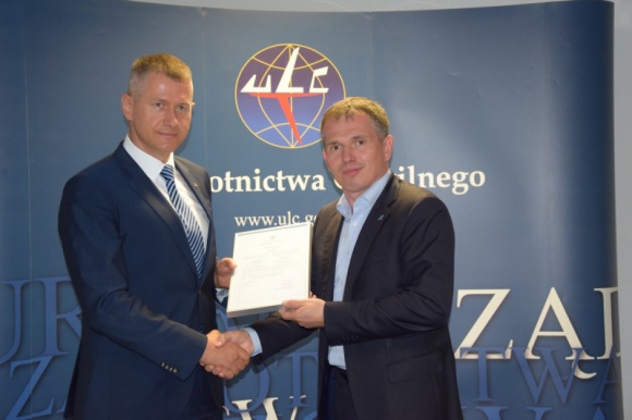 Wrocławskie lotnisko z europejskim certyfikatem Podróże, LIFESTYLE - Port Lotniczy Wrocław otrzymał certyfikat wydany na podstawie przepisów Unii Europejskiej. Dokument potwierdza, że lotnisko spełnia wszystkie najwyższe wymagania unijne dotyczące zasad bezpieczeństwa i prawidłowego funkcjonowania.