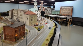 Kolejkowa kraina miniatur z nową atrakcją Podróże, LIFESTYLE - W Kolejkowie, działającym w Europie Centralnej, na oczach widzów, powstaje kolejna makieta, przedstawiająca dwie znane ulice z centrum administracyjnej stolicy Aglomeracji. To tylko jedna z wielu atrakcji, jakie czekają na zwiedzających