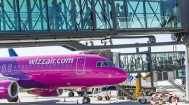 Wizz Air stawia na Wrocław. Drugi samolot i cztery nowe kierunki Podróże, LIFESTYLE - Rozbudowa bazy, cztery nowe trasy z Wrocławia i dodatkowe loty w rozkładzie na wiosnę-lato 2018 ogłosili dzisiaj przedstawiciele linii Wizz Air. Polecimy do Porto, Kutaisi, Bazylei (Miluza) i Göteborgu. To będzie rekordowo bogata siatka tego przewoźnika z wrocławskiego lotniska.