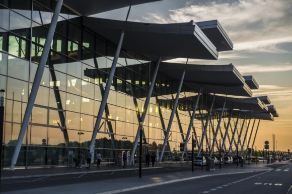 Port Lotniczy Wrocław: już ponad 2,2 mln pasażerów Podróże, LIFESTYLE - Przez pierwsze dziewięć miesięcy 2017 roku Port Lotniczy Wrocław obsłużył ponad 2,2 mln pasażerów. To prawie o 20% więcej niż w analogicznym okresie 2016 roku. Tylko we wrześniu było to ponad 293 tys. osób.