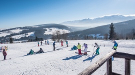 Czy wyjazd na narty to rozrywka zarezerwowana dla bogaczy? Podróże, LIFESTYLE - Zimowy wypad na narty może być naprawdę dużym wydatkiem... ale nie musi - o ile nie wybieramy się na przykład w Alpy lub Pireneje. Warto bliżej przyjrzeć się kosztom wyjazdu w polskie góry, by przekonać się, że ferie na nartach nie muszą równać się ogromnym nakładom finansowym.