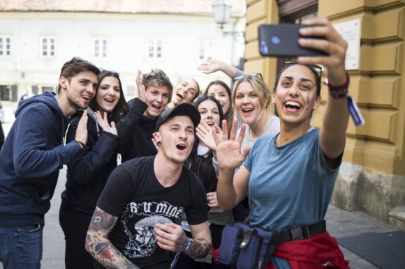 Studenci udowadniają, że da się podróżować po Europie bez gotówki i kart Podróże, LIFESTYLE - Drużyny złożone ze studentów z 60 krajów z całego świata rozpoczęły szalony i jedyny w swoim rodzaju wyścig. Uczestnicy każdego z zespołów jako jedyną walutę otrzymali… puszki Red Bull oraz smartfon Huawei P Smart, aby udokumentować swoją podróż.