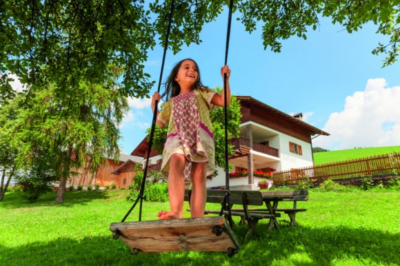 Wakacje na farmach Roter Hahn - W kontakcie z naturą Podróże, LIFESTYLE - Błękitne niebo, zielone łąki, roślinność w sadach i ogrodach, kolorowe kwiaty poruszane rześkim górskim wiatrem – wszystko to zachęca by pobyć na świeżym powietrzu. Urlop w Południowym Tyrolu, na farmie Roter Hahn, to wiele możliwości wypoczynku dla całej rodziny.