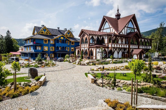 ZOSTAW ZATŁOCZONE PLAŻE I RUSZAJ W GÓRY! Podróże, LIFESTYLE - Gdy temperatura coraz częściej sięga 30 stopni, a dzieci szykują się do odbioru świadectwa, to znak, że trzeba zaplanować wakacyjny urlop. Wiele osób wciąż nie wybrało miejsca, w którym spędzi swoje upragnione i zasłużone wczasy.