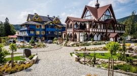 ZOSTAW ZATŁOCZONE PLAŻE I RUSZAJ W GÓRY! Podróże, LIFESTYLE - Gdy temperatura coraz częściej sięga 30 stopni, a dzieci szykują się do odbioru świadectwa, to znak, że trzeba zaplanować wakacyjny urlop. Wiele osób wciąż nie wybrało miejsca, w którym spędzi swoje upragnione i zasłużone wczasy.