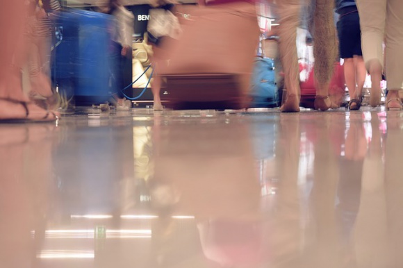 Planujesz wakacje? 6 najczęstszych oszustw, których możesz paść of Podróże, LIFESTYLE - ​Podczas wakacji każdy chce zrelaksować się i odpocząć. Kiedy przestajemy być czujni, możemy jednak paść ofiarą oszustów, którzy zarabiają na życie wykorzystując nieuwagę turystów.