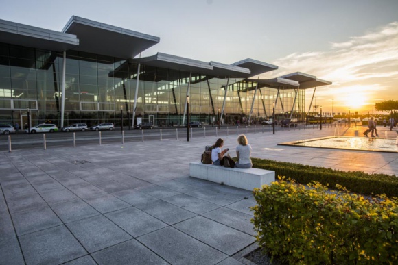 Port Lotniczy Wrocław. Rekordowy miesiąc w historii Podróże, LIFESTYLE - W czerwcu wrocławskie lotnisko obsłużyło ponad 352 tys. pasażerów. Zarówno tanie linie, jak i przewoźnicy sieciowi na trasach międzynarodowych odnotowali wzrosty o blisko 30%. Ponad 90 tys. podróżnych wybrało wakacje z biurem podróży.