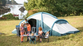 Kemping, czyli aktywne wakacje na łonie natury Podróże, LIFESTYLE - Świeża bryza znad jeziora, wszechobecna zieleń i śpiew ptaków o poranku – czy to luksusy tylko dla wybrańców? Ależ skąd! Są dostępne dla każdego na wyciągnięcie ręki. Wystarczy zamiast wczasów all inclusive wybrać bliski kontakt z naturą, czyli wakacje na kempingu.