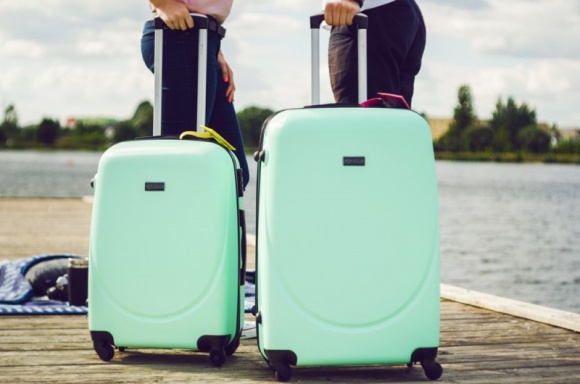 Jak wybrać idealną walizkę na wakacje? Podróże, LIFESTYLE - Wszyscy kochamy wakacje, ale nie wszyscy lubimy się pakować. Kwestią kluczową jest wybór odpowiedniej walizki. To teraz gorący temat, bo w sklepach aż roi się od różnych propozycji. Jak umilić sobie pakowanie i wybrać odpowiedni bagaż?