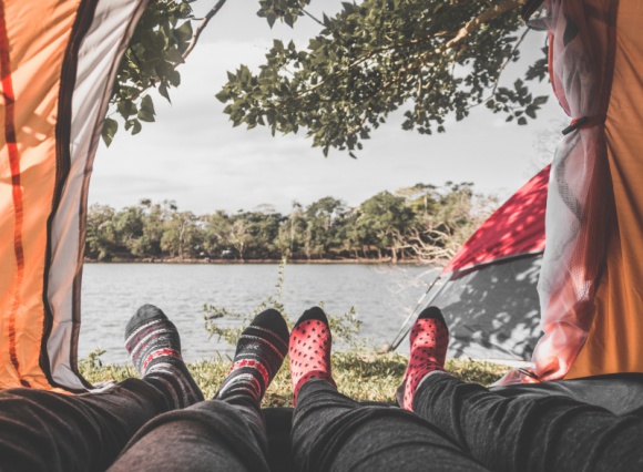 Biwakowanie czas zacząć! Jak przygotować się do wakacji pod namiotem? Podróże, LIFESTYLE - Wyprawa pod namiot to ciekawa, a do tego atrakcyjna pod względem finansowym forma odpoczynku i spędzenia wakacji. Gdzie warto rozbić biwak oraz co należy ze sobą zabrać?