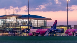 Pełen pracy poranek wrocławskiego lotniska Podróże, LIFESTYLE - Choć pierwszy samolot startuje o godz. 5.40, Port Lotniczy Wrocław jest gotowy do działania znacznie wcześniej. Zobacz, jak wygląda pracowity poranek na lotnisku we Wrocławiu, które obsłużyło już 2–milionowego pasażera w tym roku.