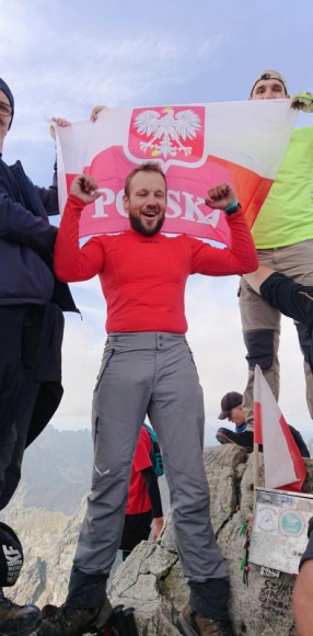 ANDRZEJ MICHALIK, POMIMO CUKRZYCY, PRZESZEDŁ POLSKĘ OD MORZA AŻ DO TATR Podróże, LIFESTYLE - Najnowsza wyprawa Andrzeja Michalika zakończyła się sukcesem! 34-letni podróżnik - pomimo cukrzycy typu 1 - pokonał pieszo całą Polskę i 13 września stanął na szczycie Rysów. Podczas całej wyprawy towarzyszył mu glukometr Contour Plus One i aplikacja CONTOUR®DIABETES.