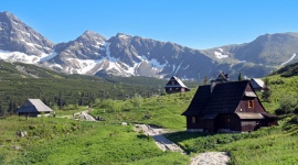 Górskie klimaty – urok drewnianych rezydencji Podróże, LIFESTYLE - Wyjeżdżając na wypoczynek w góry wybieramy zwykle klimatyczne drewniane domy i pensjonaty. Za co je kochamy i dlaczego?