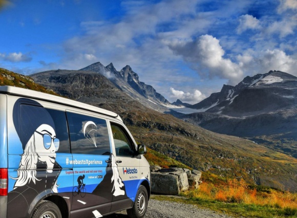 Dom jest tam, gdzie go zaparkujesz - wyjątkowa wyprawa webastoXperience Podróże, LIFESTYLE - Czy można przetrwać zimową podróż samochodem przez zaśnieżone Alpy, burzowe fiordy Norwegii oraz mroźną Szwecję? Dwójka podróżników wyruszyła w zimową trasę samochodem przygotowanym specjalnie przez firmę Webasto.