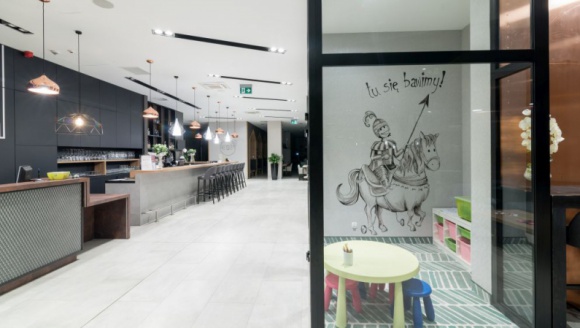 Hotelowa rewolucja: poznaj najnowsze trendy! Podróże, LIFESTYLE - Homogenizacja wnętrz to już przeszłość. Estetyczny i poprawny projekt już nie wystarczy, aby sprostać oczekiwaniom coraz bardziej świadomych gości. Dziś liczy się pomysł, odwaga i zabawa formą. Oto najnowsze tendencje w projektowaniu hoteli.