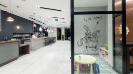 Hotelowa rewolucja: poznaj najnowsze trendy! Podróże, LIFESTYLE - Homogenizacja wnętrz to już przeszłość. Estetyczny i poprawny projekt już nie wystarczy, aby sprostać oczekiwaniom coraz bardziej świadomych gości. Dziś liczy się pomysł, odwaga i zabawa formą. Oto najnowsze tendencje w projektowaniu hoteli.