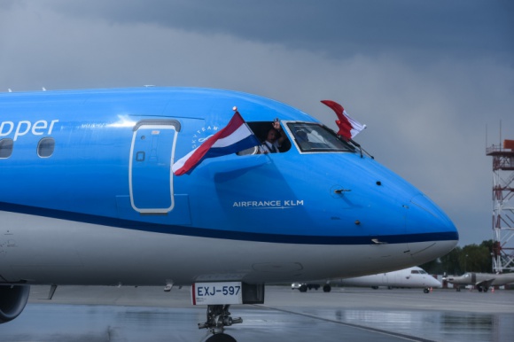 Lotniczy hit 2019. Dziś wystartowało połączenie Wrocław-Amsterdam Podróże, LIFESTYLE - To w tym roku najważniejsza nowość w Porcie Lotniczym Wrocław. Nowe połączenie uruchomiły linie KLM, jeden z globalnych potentatów. Lotnisko Amsterdam Schiphol to jeden z największych portów przesiadkowych na świecie. Samoloty na tej trasie będą latały codziennie.