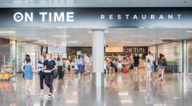 Bądź On Time. Nowa restauracja na wrocławskim lotnisku Podróże, LIFESTYLE - Jesz, co chcesz i ile chcesz, do tego w atrakcyjnych cenach i przyjemnej atmosferze. W hali ogólnodostępnej Portu Lotniczego Wrocław otwarto nowe miejsce – On Time Restaurant.