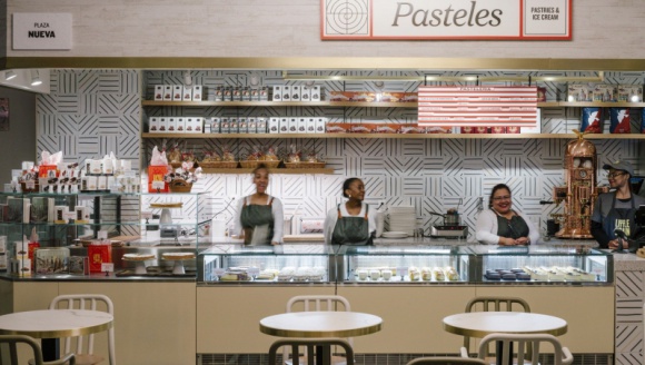 „Little Spain” czyli hiszpańskie mercado w sercu Nowego Jorku Podróże, LIFESTYLE - „Little Spain” to obowiązkowe miejsce dla każdego nowojorczyka, który choć raz zakosztował autentycznej hiszpańskiej kuchni. Żadna inna europejska gastronomia nie niesie ze sobą wpływu tak wielu kultur oraz nie posiada tak różnorodnych składników, co kuchnia hiszpańska.