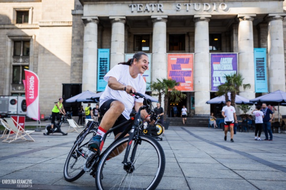 Rolling2Zwrotnik – rowerowa sztafeta w drodze na Zwrotnik Raka Podróże, LIFESTYLE - Fundacja Rak’n’Roll po raz kolejny wykazała się wyjątkową inicjatywą, organizując rowerową sztafetę na Zwrotnik Raka na Saharze Zachodniej. Uczestnicy przejadą blisko 7 tysięcy kilometrów. Największy polski producent rowerów, marka KROSS została partnerem tej szczytnej akcji.