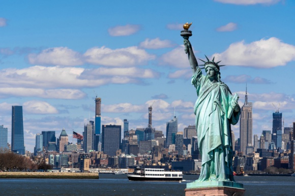 Jak polecieć z Wrocławia do USA Podróże, LIFESTYLE - Mamy do dyspozycji bezpośrednie połączenia do największych europejskich portów przesiadkowych, jak Amsterdam, Paryż, Frankfurt i Warszawa. Dzięki temu do Nowego Jorku lub Chicago dolecimy z Wrocławia w ok. 12, do Miami w 14, a do Los Angeles w 15 godzin.
