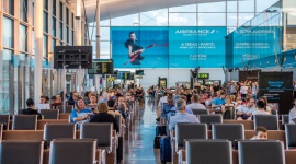 Są rekordy! Podsumowanie roku na wrocławskim lotnisku Podróże, LIFESTYLE - W 2019 roku port obsłużył ponad 3,5 miliona pasażerów, a we Wrocławiu zadebiutował nowy przewoźnik sieciowy, jeden z globalnych potentatów. Przedstawiamy pięć najważniejszych wydarzeń ubiegłego roku na lotnisku we Wrocławiu.