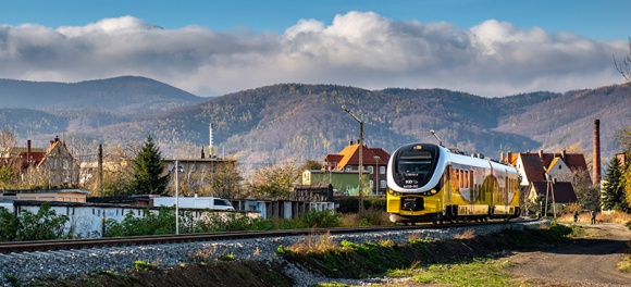 Koleje Dolnośląskie latem z "Latem z KD" Podróże, LIFESTYLE - Rusza wakacyjna akcja pn. „Lato z KD”, mająca na celu wsparcie odbudowy ruchu turystycznego. Będzie trwała przez trzy wakacyjne miesiące i docelowo swoim zasięgiem obejmie całe Województwo Dolnośląskie.
